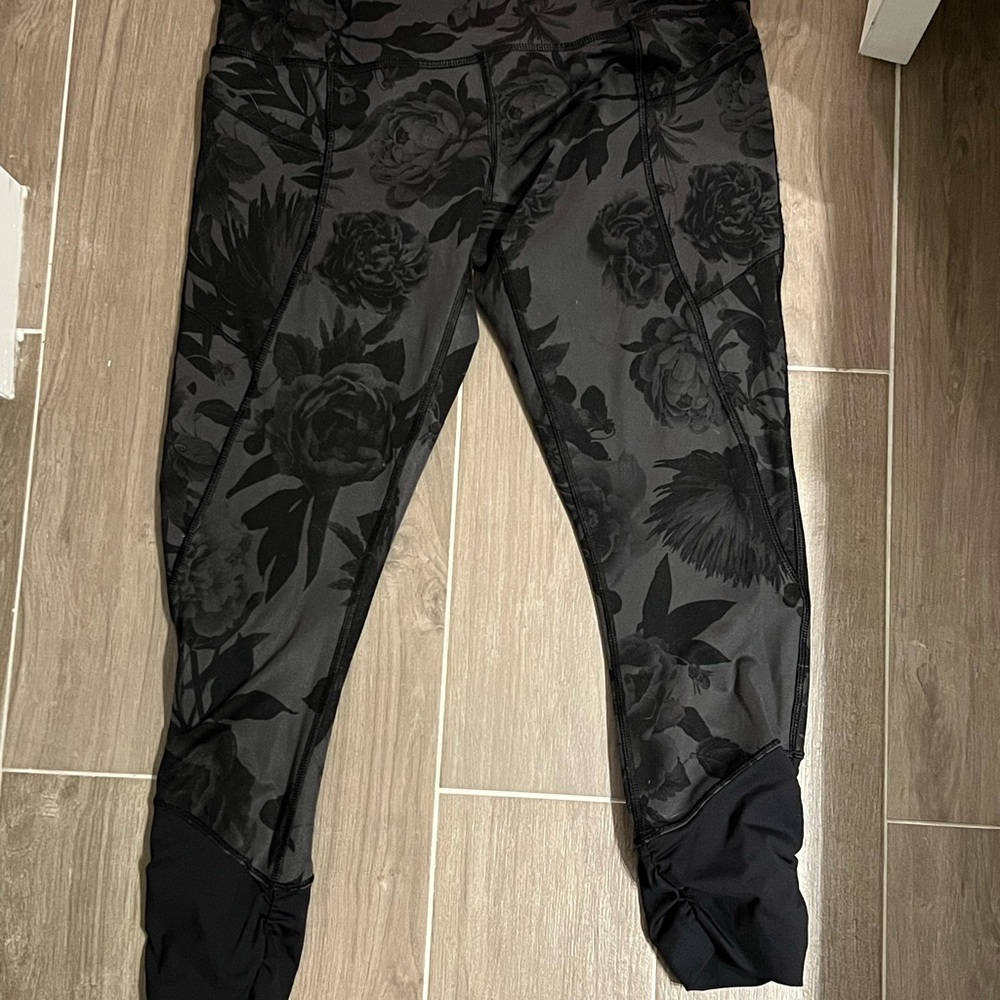 Lululemon Size 10 Black Floral Leggings missing hang tag